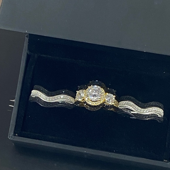 A GORGEOUS BRIDAL SET  BEST IN SIMULATED DIAMONDS ENGAGEMENT RING & 2 Wed Bands - Picture 4 of 11